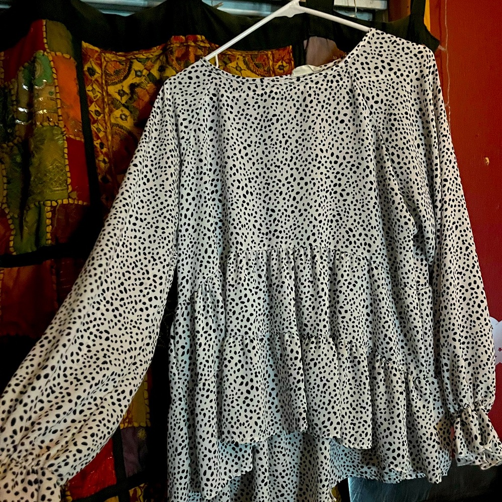White and black spotted blouse